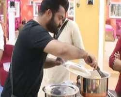 The actor considers cooking as the best way to stay away from stress and is a great cook. (Are you thinking of cuisines he can make!)